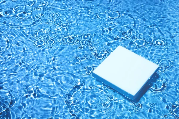 Puste kwadratowe podium na przezroczystym ciemnoniebieskim tle wody — Zdjęcie stockowe