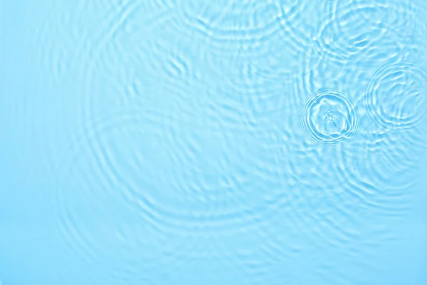 Transparentní modrá barva jasné klidné vody povrchu textury — Stock fotografie