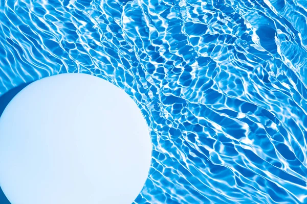 Порожній подіум білого кола на прозорому синьому фоні води з копіювальним простором — стокове фото
