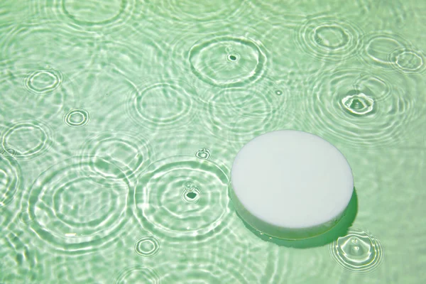 Порожній подіум білого кола на прозорому зеленому прозорому водному фоні — стокове фото