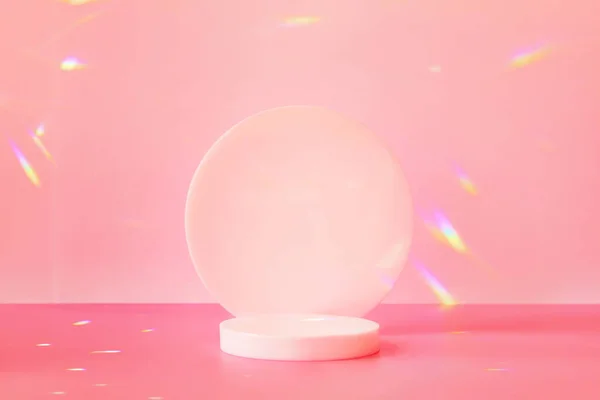 Cena vazia e pódio de cilindro no fundo rosa com brilhos de luz de cristal — Fotografia de Stock