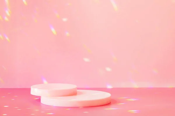 Pusta scena i cylindryczne podium na różowym tle z błyszczącymi krystalicznymi światłami — Zdjęcie stockowe