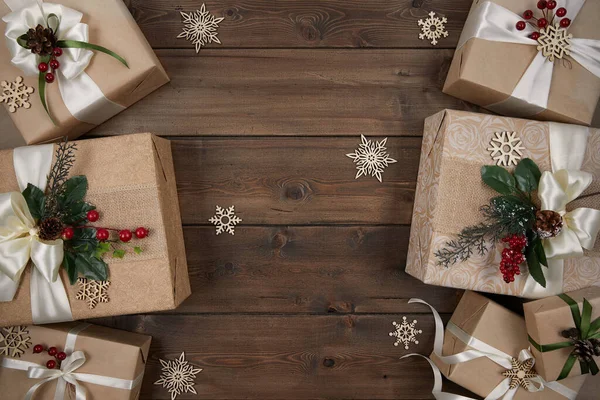 Sfondo di Natale con bordi di scatole regalo su sfondo di legno marrone scuro — Foto Stock