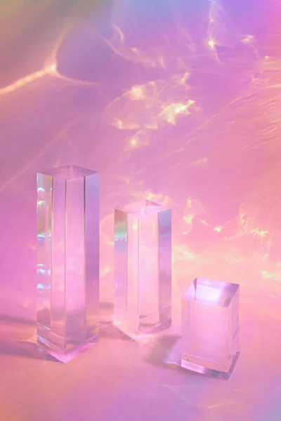 パステルネオンの背景にある3つの透明なガラスの長方形のプリズムポディウム — ストック写真