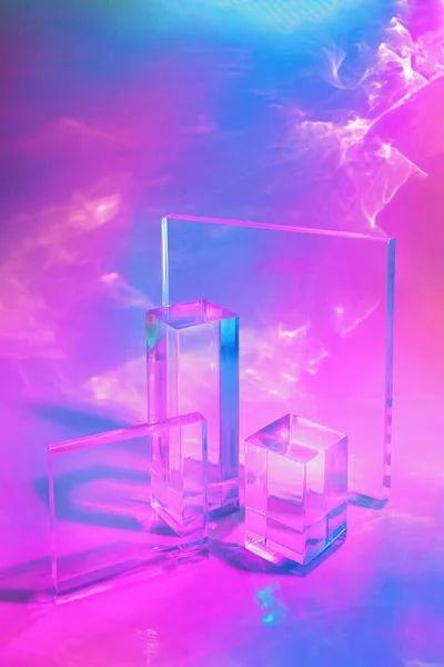 パステルネオンの背景にある2つの透明なガラスの長方形のプリズムポディウム — ストック写真