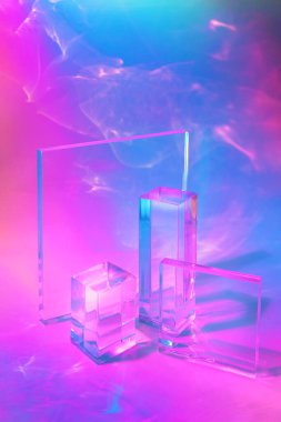 Pastel neon arka planda iki cam dikdörtgen prizma podyumu 