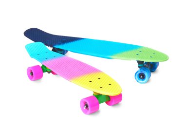 Beyaz arka planda iki gökkuşağı plastik Penny kaykayı