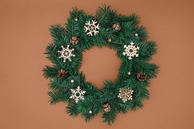 yeşil köknar bej arka planda Noel çelengi