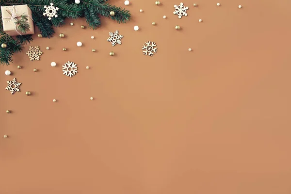 Kerstgeschenkdoos en dennenboom op beige achtergrond — Stockfoto