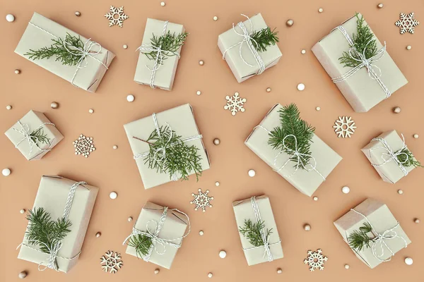 Padrão feito de pequenas caixas de presente de Natal no fundo bege — Fotografia de Stock
