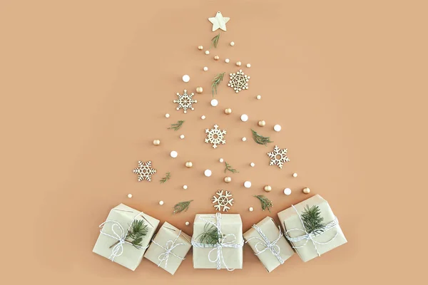 Arbre de Noël fait de petits cadeaux sur fond beige — Photo
