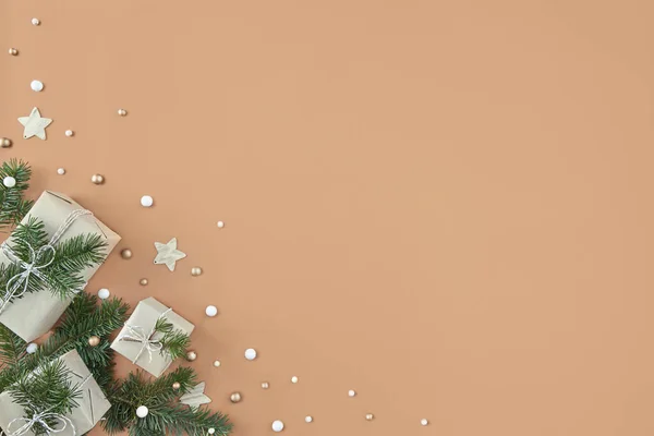 Julklapp lådor och gran träd på beige bakgrund — Stockfoto