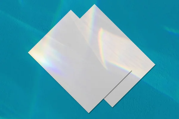 青い背景に2つの空の垂直の長方形のポスターモックアップ — ストック写真