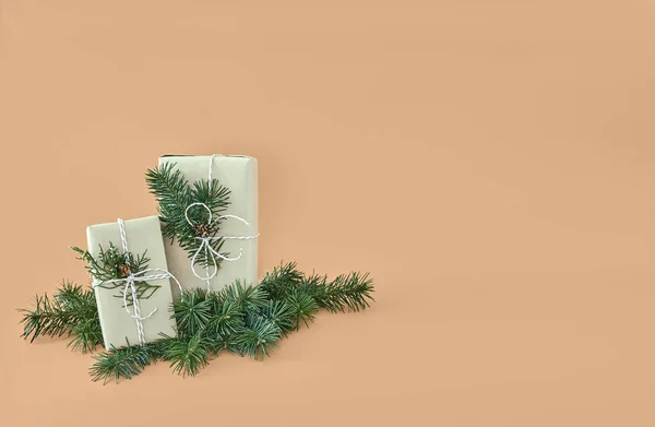 Caixas de presente de Natal e abeto no fundo bege — Fotografia de Stock