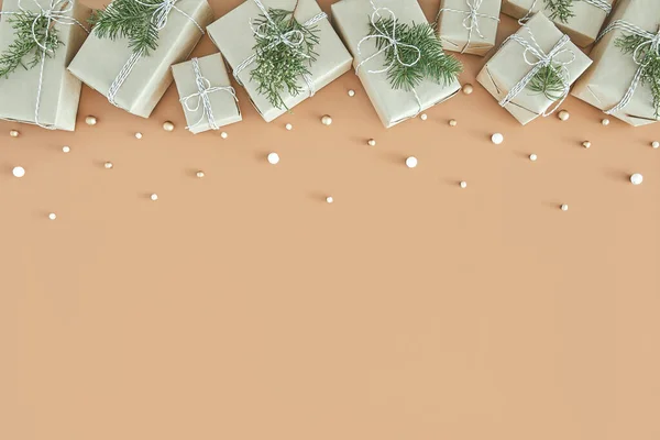 Julklapp lådor och gran träd på beige bakgrund — Stockfoto