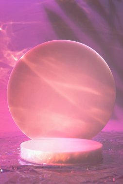 Holografik pembe arka planda silindir podyumu olan boş sahne 