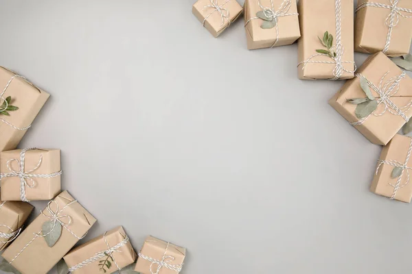 Kleine Geschenkboxen auf festem grauen Hintergrund — Stockfoto