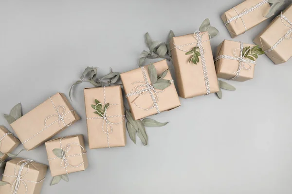 Невеликі подарункові коробки на твердому сірому фоні — стокове фото