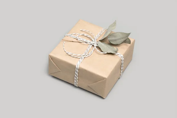 Pequeña caja de regalo sobre fondo gris sólido — Foto de Stock