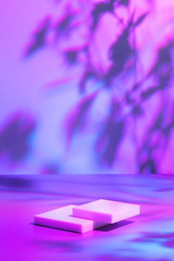 Pastel neon arkaplanda iki dikdörtgen beyaz podyum 