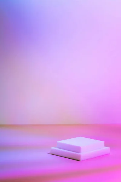 Dois pódios brancos retangulares em fundo de néon rosa pastel — Fotografia de Stock