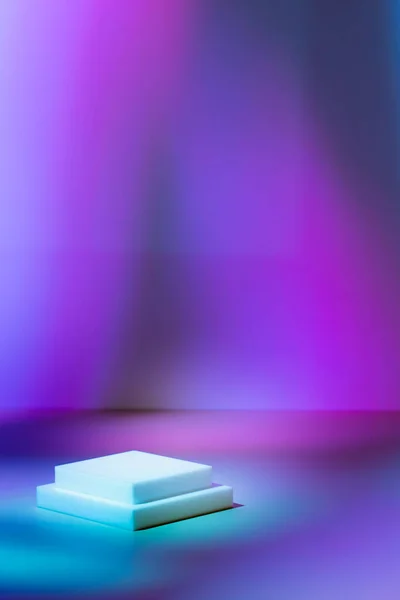 パステルネオンの背景にある2つの長方形の白い水玉 — ストック写真