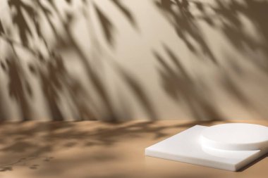 Bej arkaplan ve gölgelerde beyaz podyumlu sahne