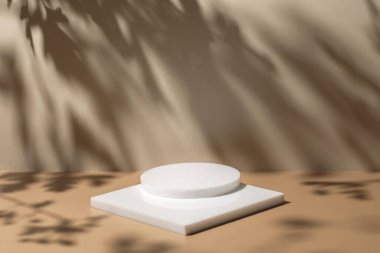 Bej arkaplan ve gölgelerde beyaz podyumlu sahne