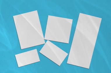 Gri arkaplanda gölgeleri olan boş düğün kırtasiyesi modelleri