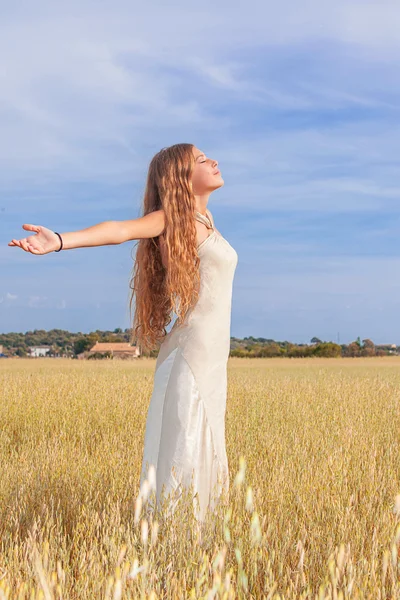 Mujer libertad paz verano naturaleza —  Fotos de Stock