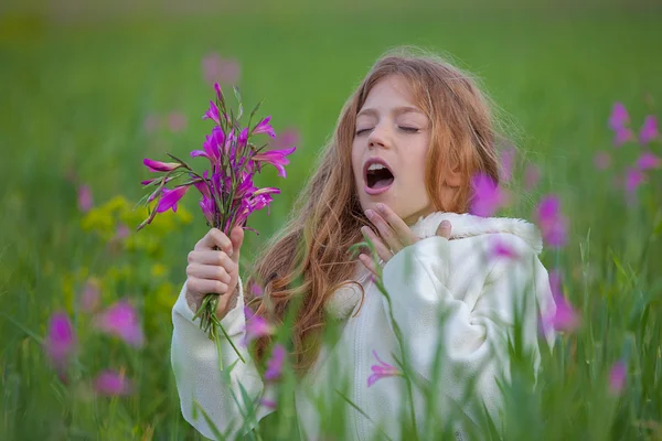 Estornudos infantiles alérgicos al polen de las flores —  Fotos de Stock