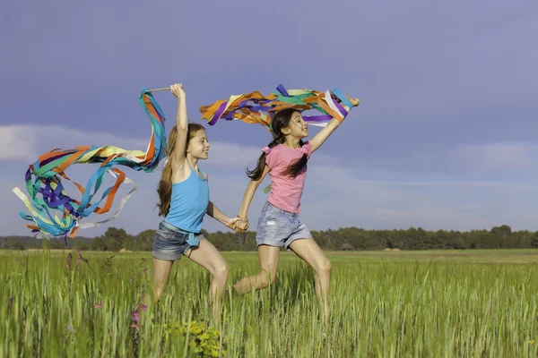 Здорові щасливі діти грають на відкритому повітрі — стокове фото