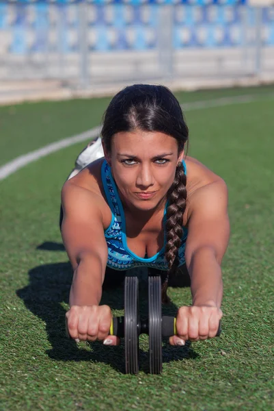 Fitness kvinnliga idrottare utövar — Stockfoto