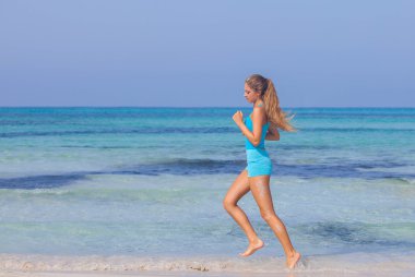 plaj sahil üzerinde egzersiz kadın