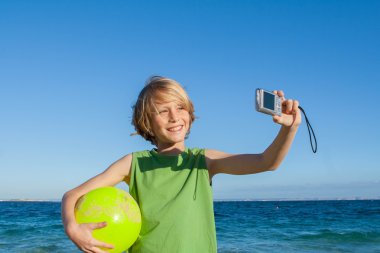 selfie fotoğrafta yaz tatilde mutlu çocuk