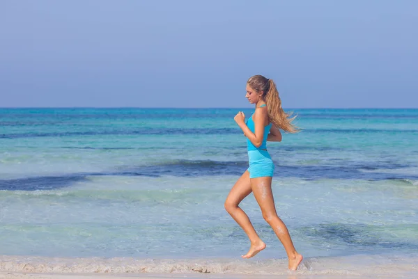 Kobieta, wykonując na plaży Morza — Zdjęcie stockowe
