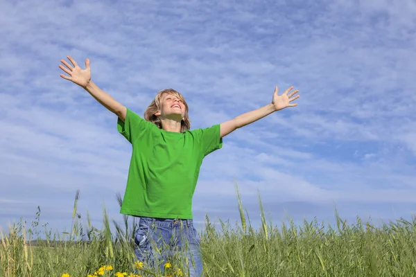 Heureux été enfants bras tendus — Photo