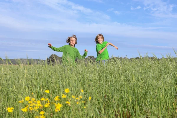 Glada barn kör, spela, Utomhus — Stockfoto