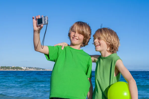 Kinderen nemen selfie op vakantie in Mallorca Spanje — Stockfoto