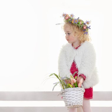 Sepetli güzel Paskalya yumurtası çiçeği kız.