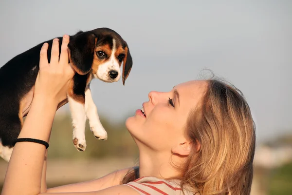 Kobieta z domowych beagle pies — Zdjęcie stockowe