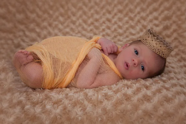 Bebé envuelto en muselina con corona —  Fotos de Stock