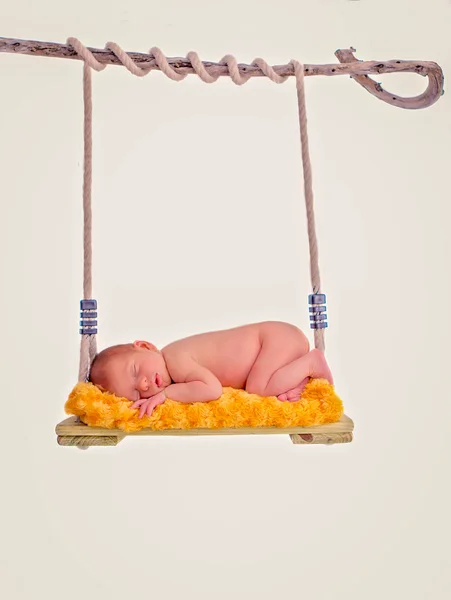 Nyfødt baby som sover på huske – stockfoto