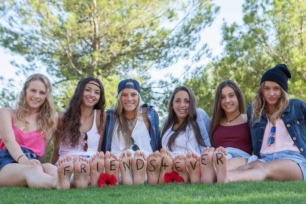 Groep gelukkig mode tieners vrienden — Stockfoto