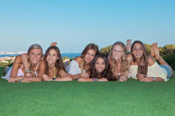 Group of happy healthy teen girls — Stock Photo, Image