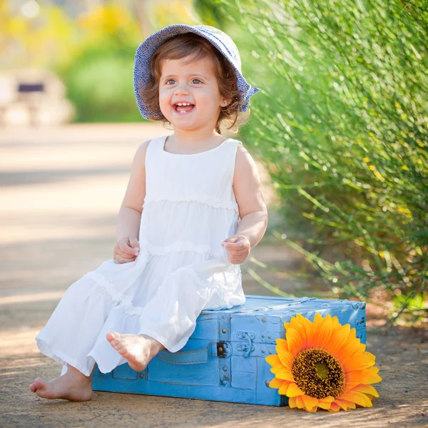 Nettes lachendes kleines Sommermädchen mit Sonnenhut. — Stockfoto