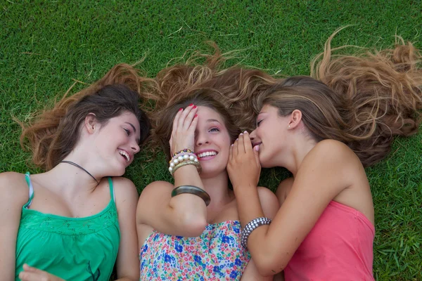 Здоровые подростки летом на открытом воздухе — стоковое фото