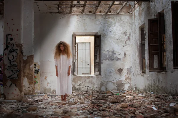 Geisterfrau in verlassenem Haus — Stockfoto