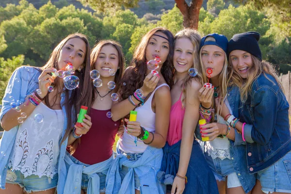 Group of teens blowing bubbles — Stock Photo, Image