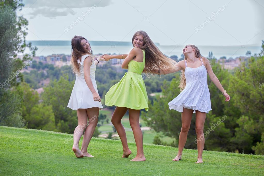 https://st2.depositphotos.com/1026677/5593/i/950/depositphotos_55932717-stock-photo-happy-summer-teens.jpg